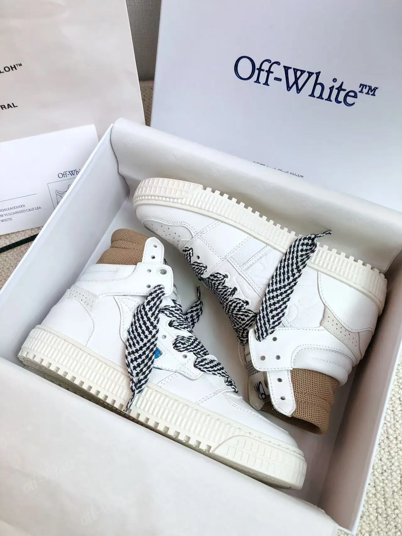 Men's men's shoes P660! 🌈🌈OFF WHITE🌈🌈 ⚡️Couple model⚡️🍓New color🍓 👉Ex-factory price: 130-45 The latest spring model of Gaobang street casual Martin style masterpiece, released the highest quality version on the market 👊 Series original mold opening, original lasting, production technology 1:1 original ➰🔜The best choice for more and more celebrities and Internet celebrities🔸In the classics Changes in the code🔸Innovate in the trend🔸Strive to break away from the shackles of bad street design🔝Although he is not the originator of fashion design, he is definitely a shining dark horse in avant-garde design🐴🆙Do not follow the trend🔅Not universal beauty🔅 Fabric💯First-layer cowhide Lining💯Imported skin-friendly and environmentally friendly polyester mesh Foot pads💯Original molded high-elastic environmentally friendly molding pads Midsole💯Original lasting process Outsole💯Rubber outsole Packaging💯Official website synchronized full set of packaging (brand wrapping paper, brand certificate, brand cloth bag)